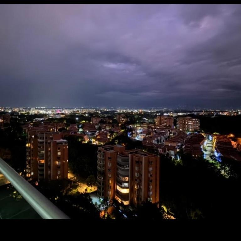 Exclusive 13th-Floor Luxury Apt in Garden City - Three-Bedroom Apartment - 35