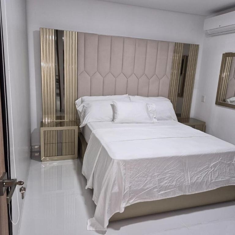 Exclusive 13th-Floor Luxury Apt in Garden City - Three-Bedroom Apartment - 41