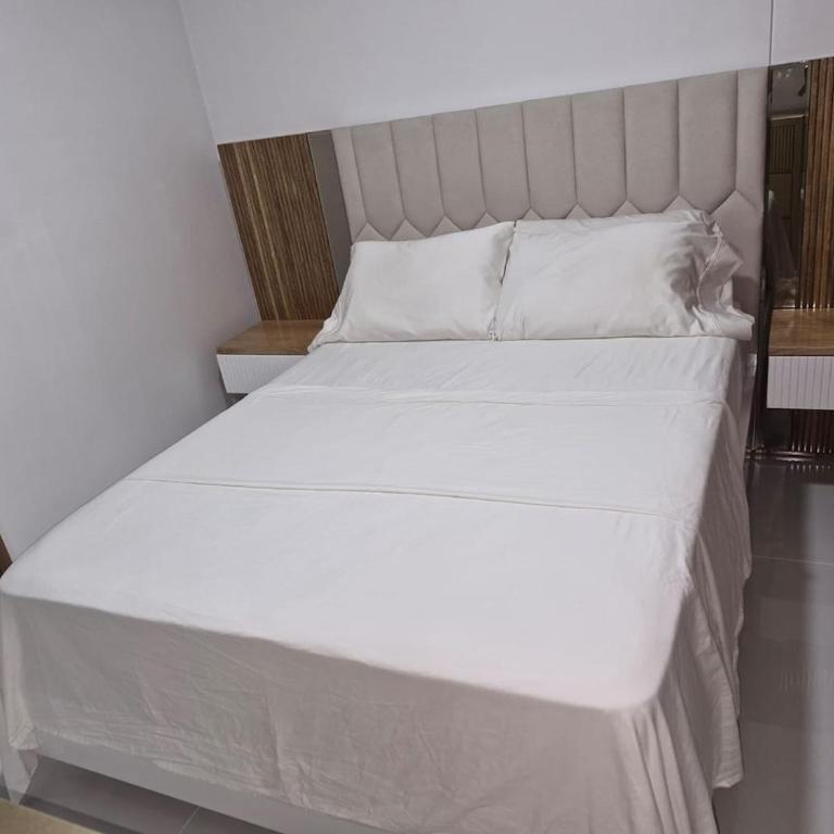 Exclusive 13th-Floor Luxury Apt in Garden City - Three-Bedroom Apartment - 57
