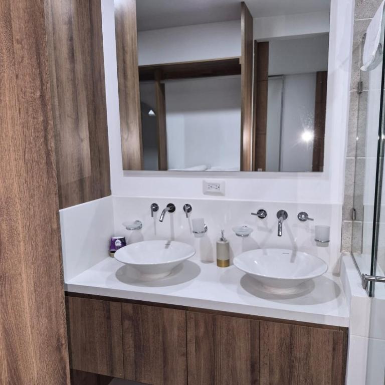Exclusive 13th-Floor Luxury Apt in Garden City - Three-Bedroom Apartment - 65