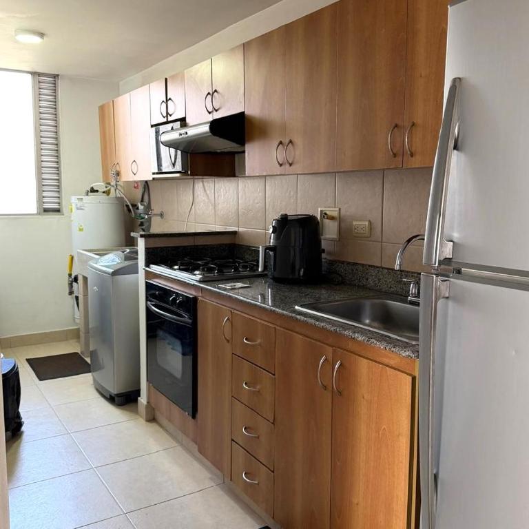 El Poblado, Medellín con Piscina, gym, cómodo, linda vista. - Apartamento de 2 dormitorios - 28