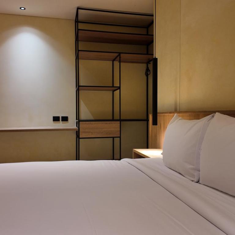 Iconik Hotel - Deluxe Room - 11