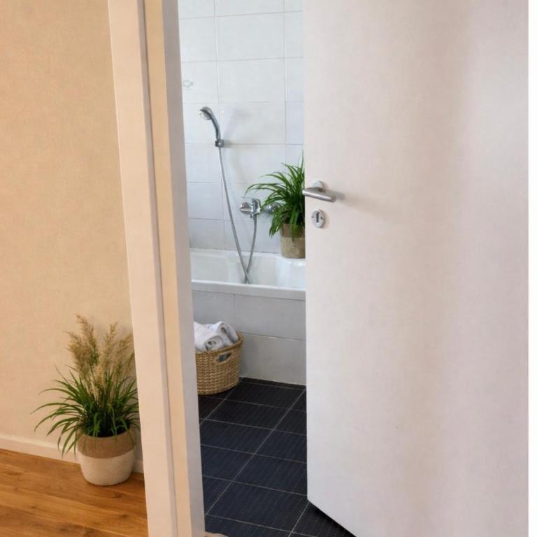 ALE HOME - Large Double Room with en-suite Bathroom - 3