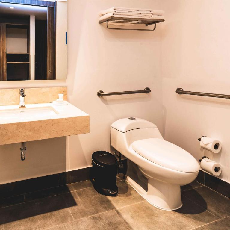 Hampton By Hilton Cusco - Habitación con ducha accesible en silla de ruedas - Cama grande - Adaptada para personas con movilidad reducida - No fumadores - 3