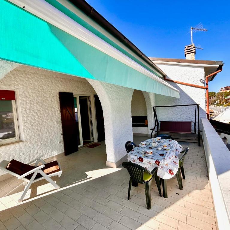 quadrilo FABIOLA CON TERRAZZO, ARIA CONDIZIONATA E VICINO AL MARE - Three-Bedroom Superior Apartment - 1