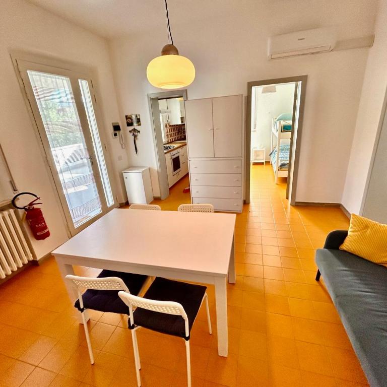 quadrilo FABIOLA CON TERRAZZO, ARIA CONDIZIONATA E VICINO AL MARE - Three-Bedroom Superior Apartment - 4