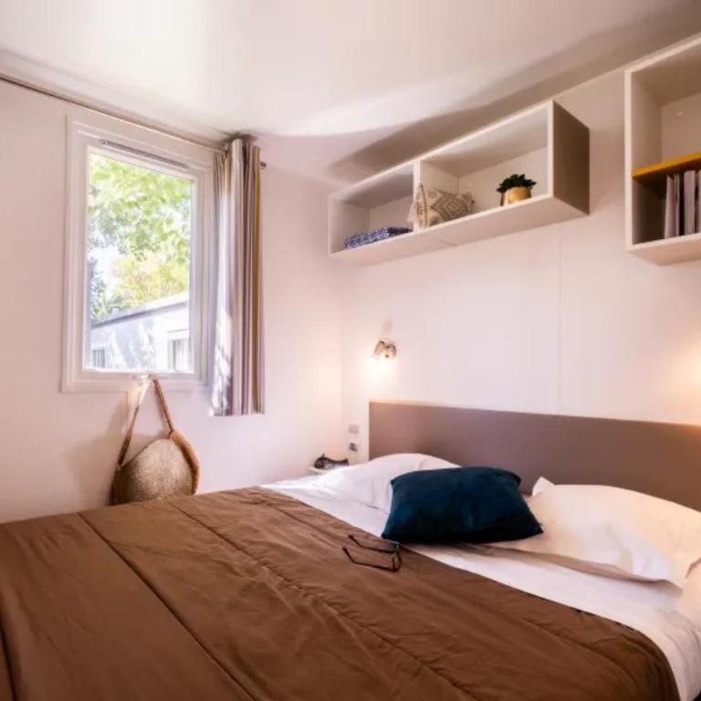 Camping Les Sables d'Or Pirates World - Aquatique Vacances - Aqua Mobile Home with Air Conditioning and Semi-Covered Terrace - 2 Bedrooms - 4 People - 5