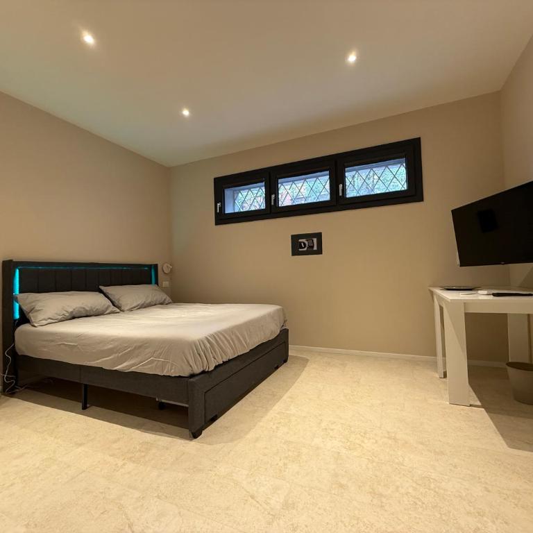 Loft 83 - Three-Bedroom Apartment - 36