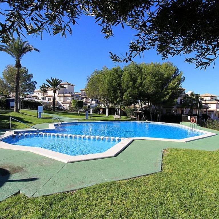 Renovated Top-Floor 2BR | Sunny Balcony & Golf - Apartamento de 2 dormitorios con vistas - 21