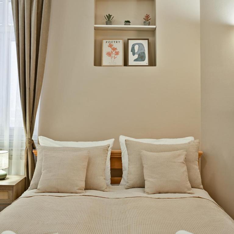 Heritage Apartment in Heart of Old Town - Free Parking - Two-Bedroom Apartment - 24