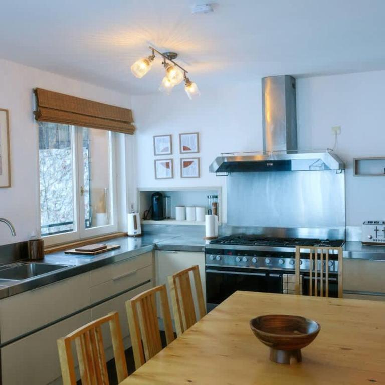 Alpine Chalet with Mountain Views and Hot Tub - Chalet - 10