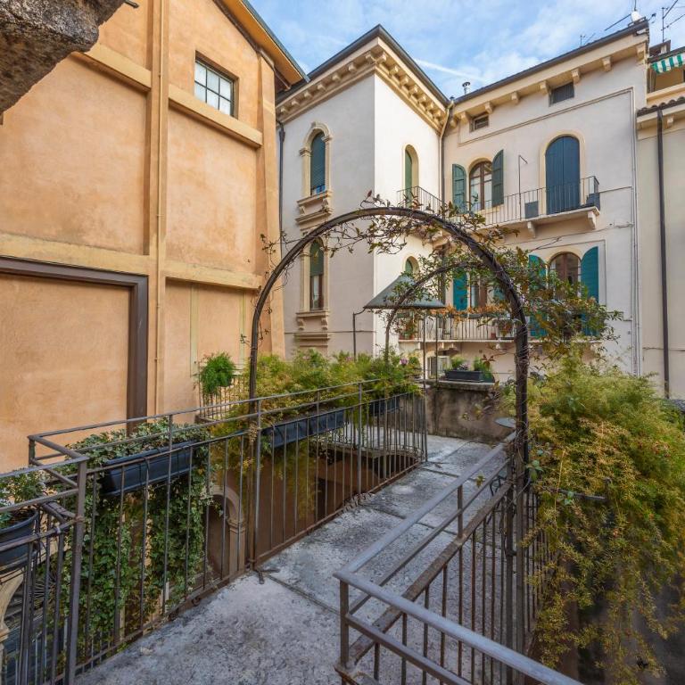 Residenza Palazzo Negri - Camera Matrimoniale con Terrazza e Vista Città - 16
