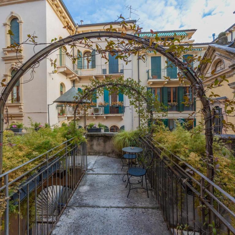 Residenza Palazzo Negri - Camera Matrimoniale con Terrazza e Vista Città - 17