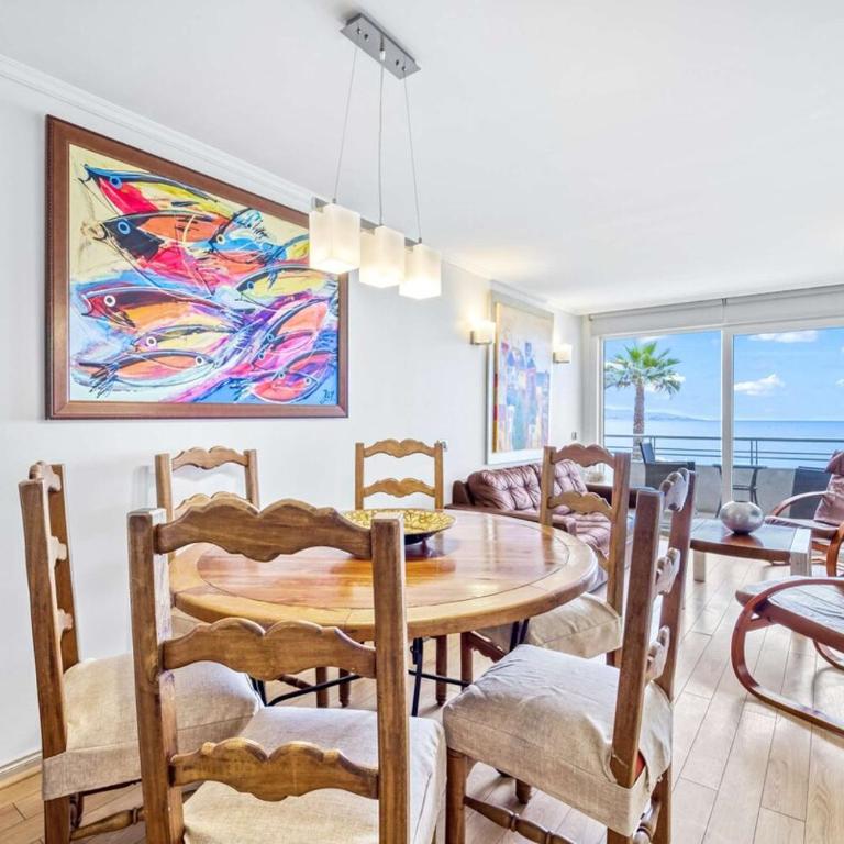 Seafront Bay 3BR Apartment with Terrace & Sea View - Room #1582991001 - 2