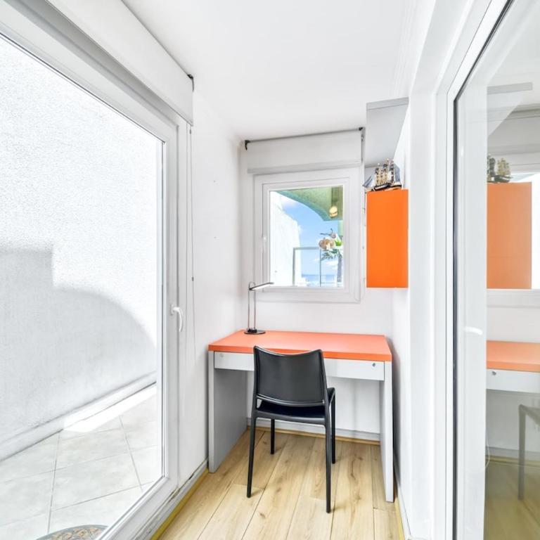 Seafront Bay 3BR Apartment with Terrace & Sea View - Room #1582991001 - 3