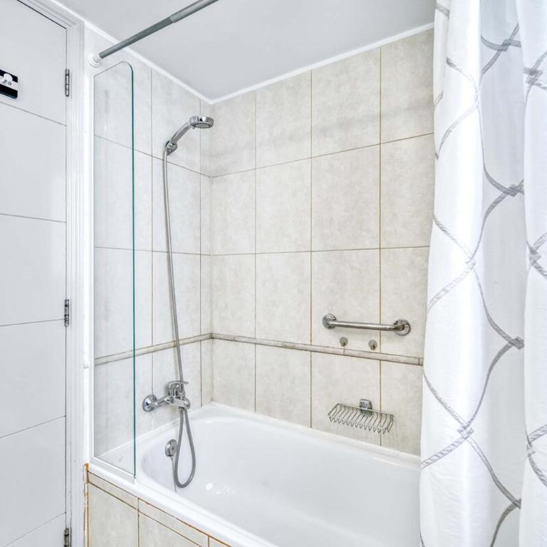 Seafront Bay 3BR Apartment with Terrace & Sea View - Room #1582991001 - 9