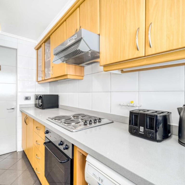 Seafront Bay 3BR Apartment with Terrace & Sea View - Room #1582991001 - 21