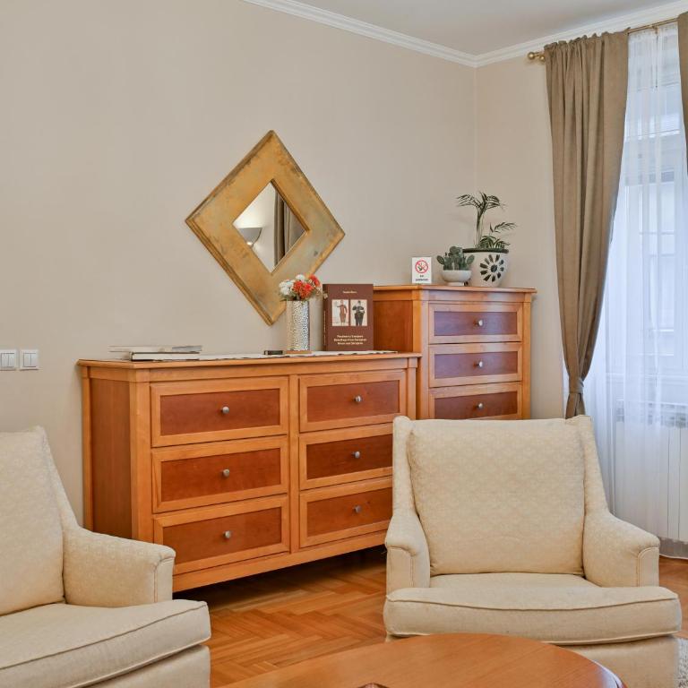 Heritage Apartment in Heart of Old Town - Free Parking - Two-Bedroom Apartment - 6