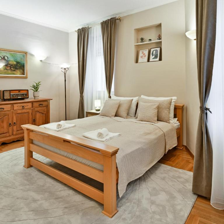 Heritage Apartment in Heart of Old Town - Free Parking - Two-Bedroom Apartment - 23