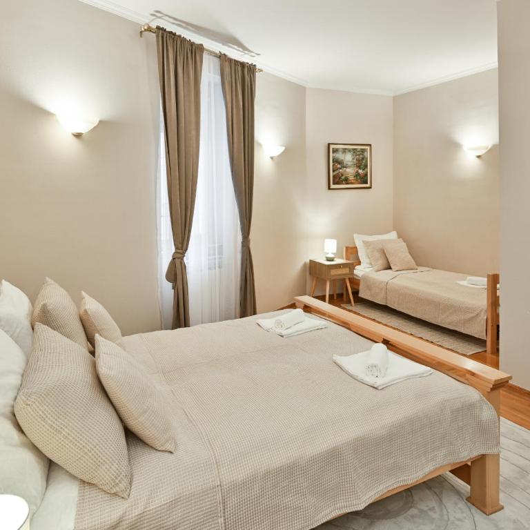 Heritage Apartment in Heart of Old Town - Free Parking - Two-Bedroom Apartment - 26