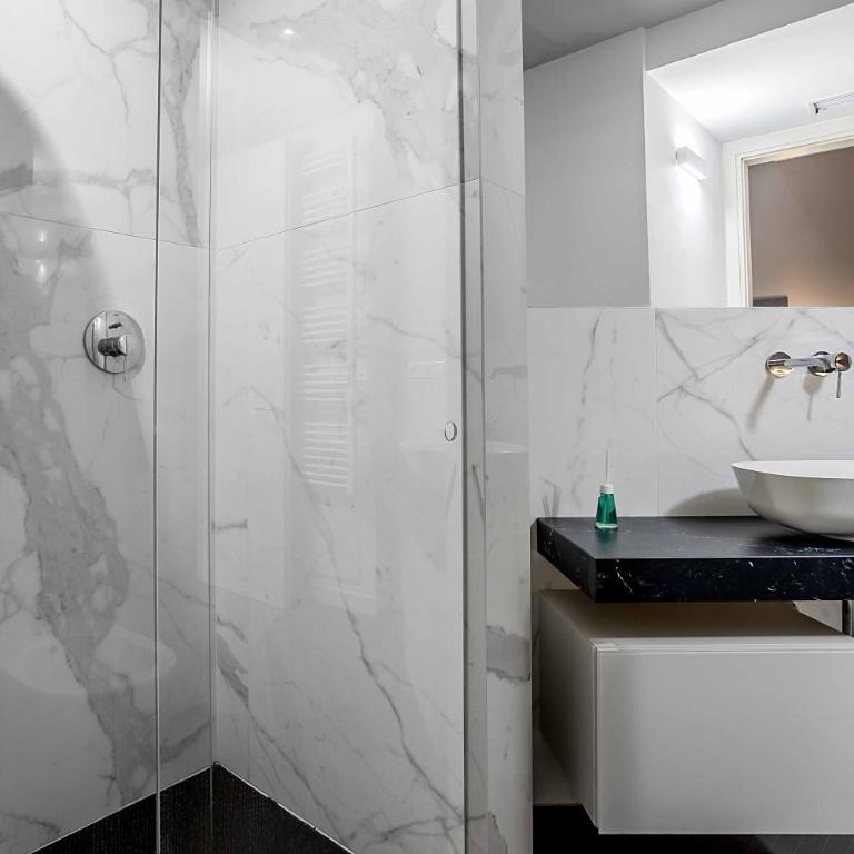 Salina Luxury Suites - Camera Matrimoniale con Bagno Privato - 11