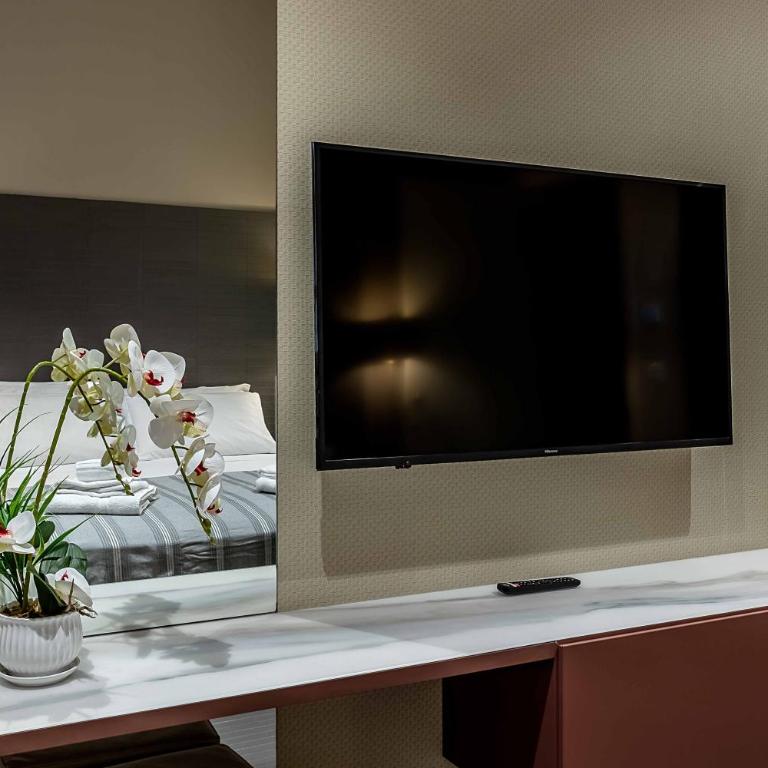 Salina Luxury Suites - Camera Matrimoniale con Bagno Privato - 8