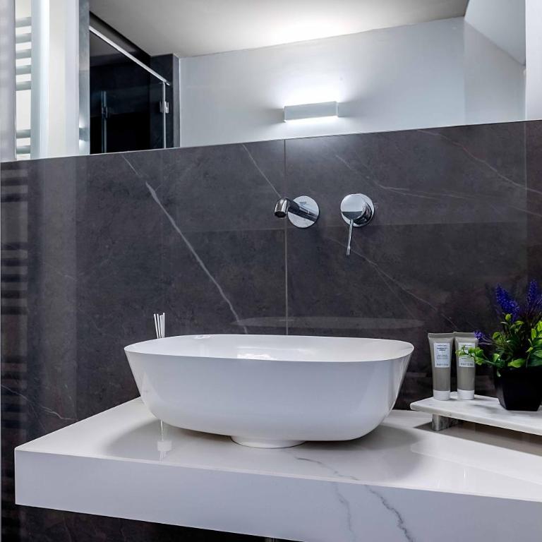 Salina Luxury Suites - Camera Matrimoniale - 20