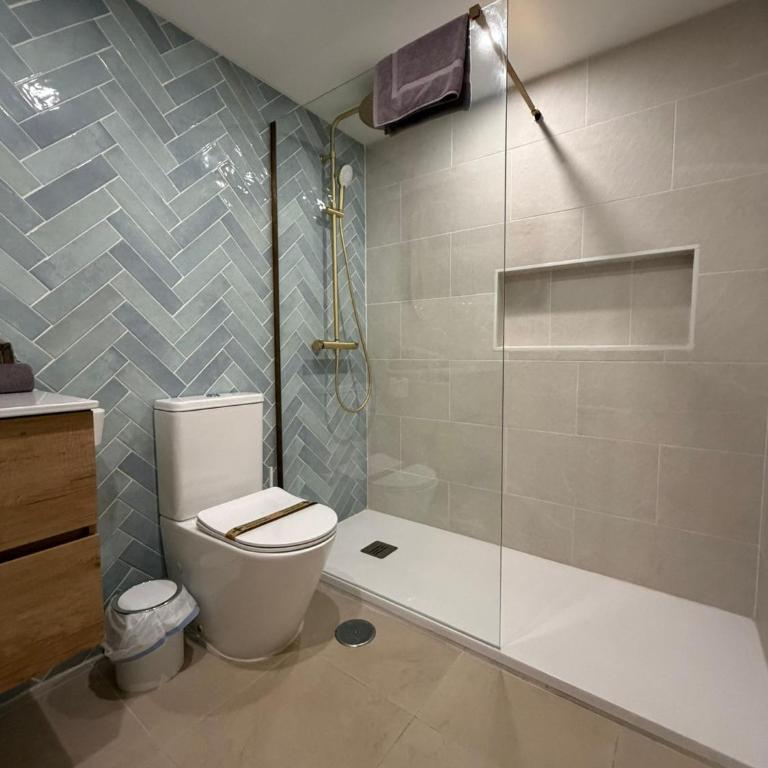 Perfect Location 3 Bedrooms 2 bath, Parking, Pool - Three-Bedroom Standard Apartment - 7