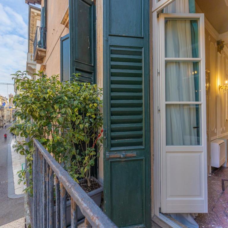 Residenza Palazzo Negri - Junior Suite con Balcone e Vasca - 21