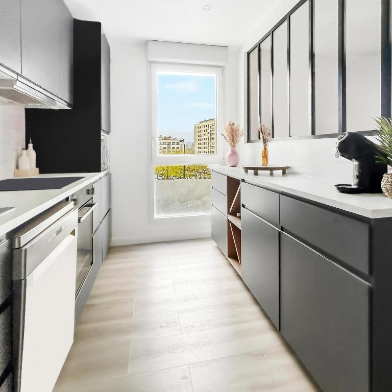 T3 moderne, balcon, parking, proche centre ville - Two-Bedroom Apartment with Terrace - 10