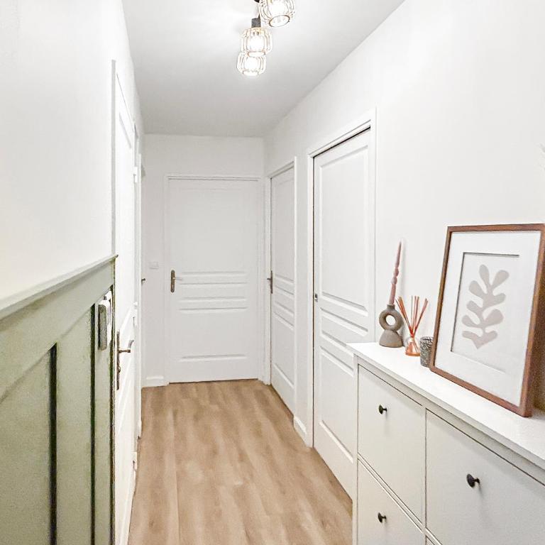 T3 moderne, balcon, parking, proche centre ville - Two-Bedroom Apartment with Terrace - 16