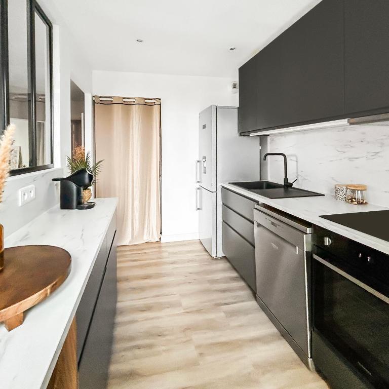 T3 moderne, balcon, parking, proche centre ville - Two-Bedroom Apartment with Terrace - 9