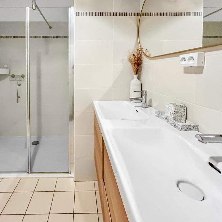 T3 moderne, balcon, parking, proche centre ville - Two-Bedroom Apartment with Terrace - 20