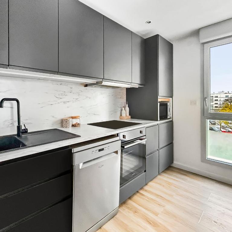 T3 moderne, balcon, parking, proche centre ville - Two-Bedroom Apartment with Terrace - 12