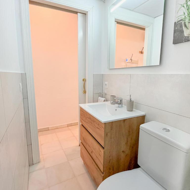 Riverside Triana Apartment - Three-Bedroom Apartment - 24