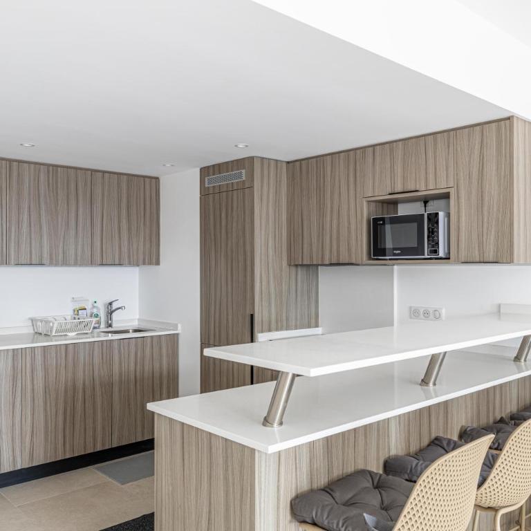 VILLA LERINS avec terrasse, haut standing et moderne - Appartement 1 Chambre avec Balcon et Vue sur la Ville - 13