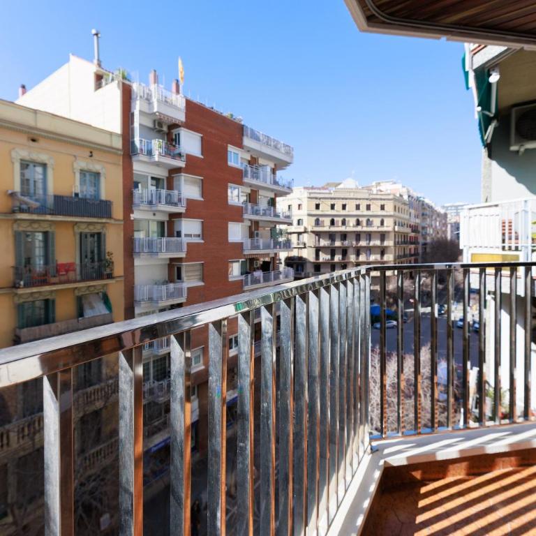 ApartEasy mid-term ONLY for VACATIONS stays, EIXAMPLE CENTER - Four-Bedroom Apartment - 24