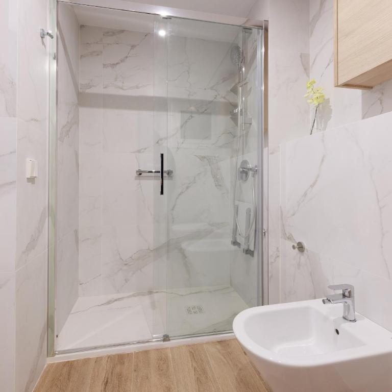 ApartEasy mid-term ONLY for VACATIONS stays, EIXAMPLE CENTER - Four-Bedroom Apartment - 17