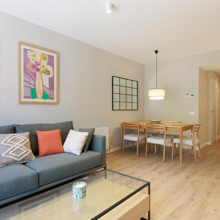 ApartEasy mid-term ONLY for VACATIONS stays, EIXAMPLE CENTER - Four-Bedroom Apartment - 6