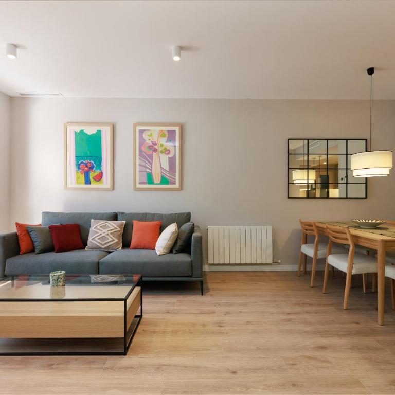 ApartEasy mid-term ONLY for VACATIONS stays, EIXAMPLE CENTER - Four-Bedroom Apartment - 1