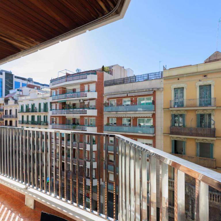 ApartEasy mid-term ONLY for VACATIONS stays, EIXAMPLE CENTER - Four-Bedroom Apartment - 26
