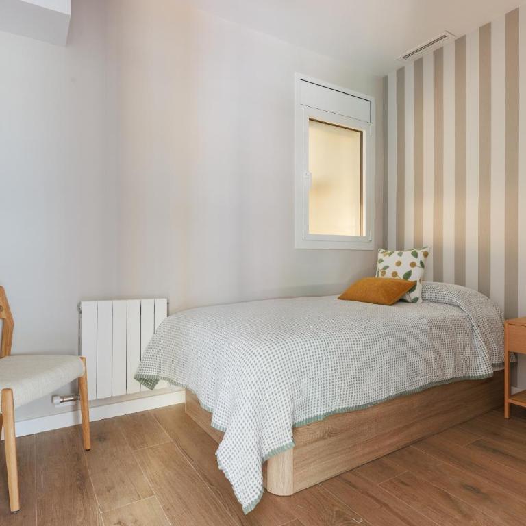 ApartEasy mid-term ONLY for VACATIONS stays, EIXAMPLE CENTER - Four-Bedroom Apartment - 10