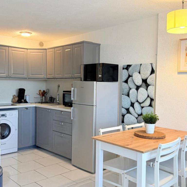 Appartement 6 personnes avec piscine secteur Richelieu, à 400m de la plage et à 650m du centre port - Two-Bedroom Apartment - 3