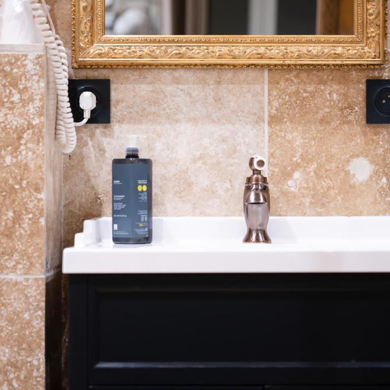 La Petite Auberge - Chambre Double Supérieure avec Toilettes et Salle de Bains Privatives - 8