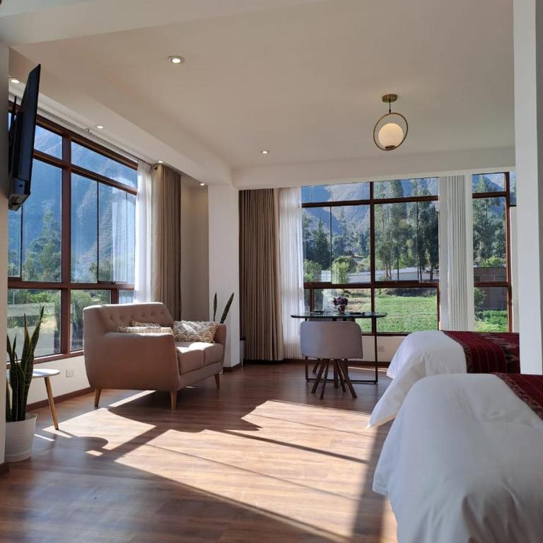 Florez de la Villa Apartments & Suites - Family Room with Mountain View - 10