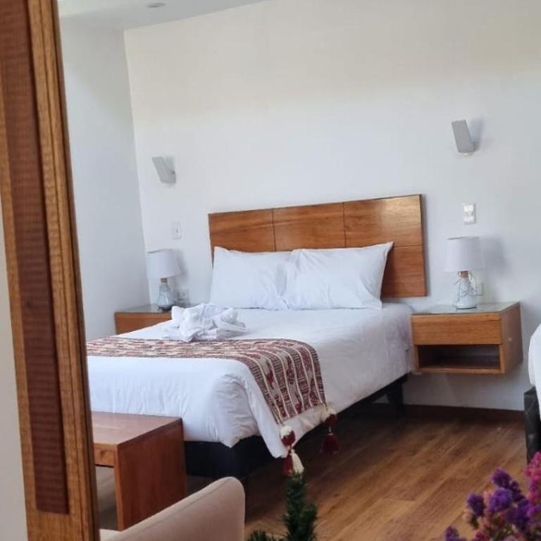 Florez de la Villa Apartments & Suites - Family Room with Mountain View - 2