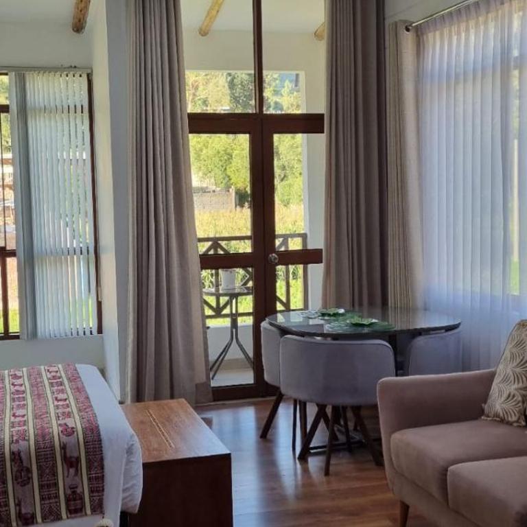 Florez de la Villa Apartments & Suites - Family Room with Mountain View - 14