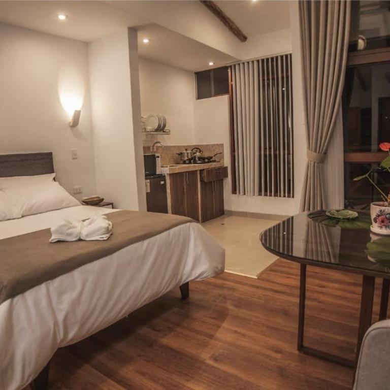 Florez de la Villa Apartments & Suites - Family Room with Mountain View - 15