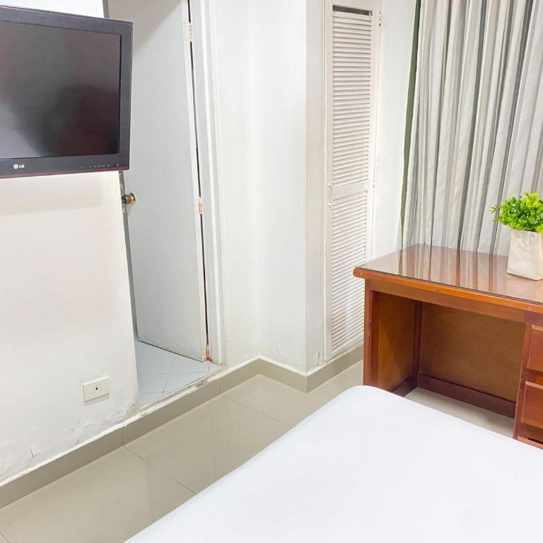 Hotel Laureles 70 Medellín - Habitación Cuádruple con baño privado - 7