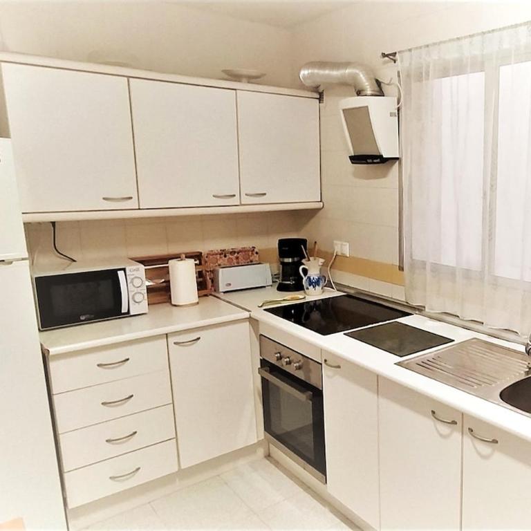Apartamento a 3 min de la playa con aire acondicionado y parking - Apartamento Estándar de 4 dormitorios - 11